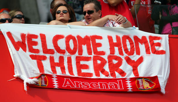 Fans begrüßen Thierry Henry bei seinem ersten Arsenal-Comeback