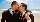 Homosexuelles Paar küsst sich bei Hochzeit
