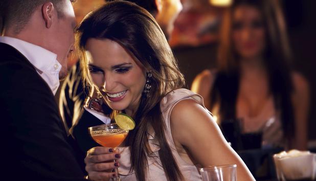 Flirten: Bar, Café oder Party? Die besten Orte zum Flirten