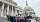 Vor dem Kapitol in Washington posieren Mitarbeiter:innen des US-Kongresses.
