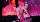 Harry Styles bei einem Konzert im pinken Plüschmantel