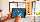 Ein Mann bedient ein Smart Home System am Tablet.