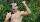 Patrick Nuo posiert mit nacktem Oberkörper im Dschungelcamp.